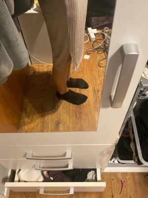 Beige ribbad långkjol - Säljer en beige långkjol med ribbad struktur och slits på sidan. Kjolen har en kroppsnära passform och är perfekt för dig som gillar stilrena och enkla plagg. Materialet känns mjukt och stretchigt, vilket gör den bekväm att bära hela dagen.