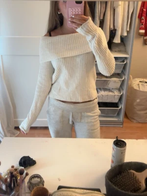 Offshoulder stickad tröja Kappahl - ribbstickad offshoulder-tröja från Kappahl. Storlek 158/164🤍🤍