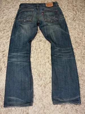Vintage Levis 506 standard flared bootcut archive distressed 517 527 504 507 - Vintage Levis 506 standard jeans med en ritkigt snygg passform med en lätt flare, bootcut. Mycket bra skick, utan märkvärdiga defekter. W30 L32, riktigt go tvätt 🙌 Mått: 42 cm 103 cm 22 cm +-1 cm 🫡