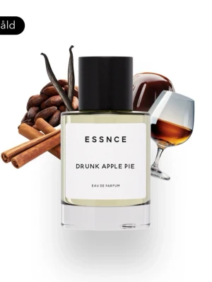 ESSNCE Drunk Apple Pie parfym - ESSNCE Drunk Apple Pie är en Eau de Parfum i en stilren, genomskinlig glasflaska med svart lock. Doften har inslag av äpple, kanel, vanilj, kakao och en hint av sprit, vilket ger en varm och kryddig karaktär. Endast testad!