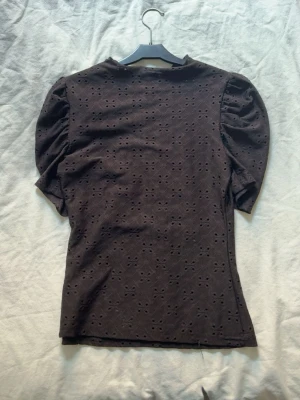 Super fin blus  - Säljer denna super fina blus från SHEIN. Super fin men skulle rekommendera ett linne under då de är små hål i hela tröjan. Armarna är också puffiga så den får denna lyxiga känslan💘