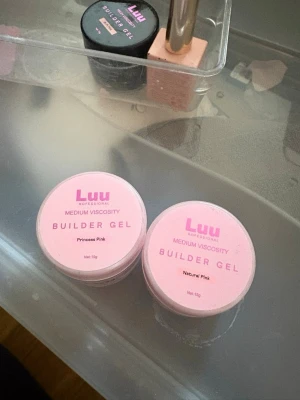 Builder gel från Luunails  - Super fina geler från luunails. I färgerna Princess Pink och Natural Pink. Burkarna är lite mer än halv fulla. Det är i medium viskositet, det är inte för mig därför säljer jag dessa. Båda är i 15g💘