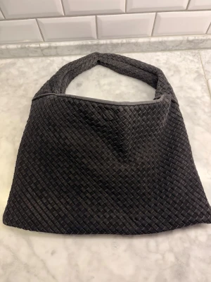 Svart flätad shoppingväska mocka imitation  - Snygg svart shoppingväska med flätad struktur och mjukt material. Konstmocka! Medium. 