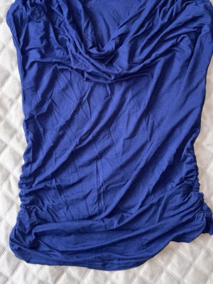 Blå draperad topp från SHEIN - Snygg blå topp från SHEIN med draperad halsringning och åtsittande passform. Tillverkad i mjukt och stretchigt material som består av bomull och elastan. Perfekt för att lyfta din outfit med en cool färg och trendig look.
