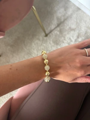 Guld armband från Snö of Sweden - Jättefint armband från Snö of Sweden! Aldrig använt💖 nypris 599kr☺️