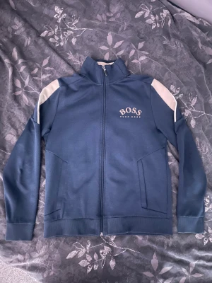 Hugo Boss kofta - Hugo boss kofta i storlek xs för vuxna, knappt använd. Hör av dig vid fundering!