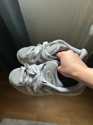 Adidas Campus  - Ett par gråa adidas campus som jag säljer pga inte kommer till någon använding längre💕Har varit använda dock men ser inte för dåliga ut!