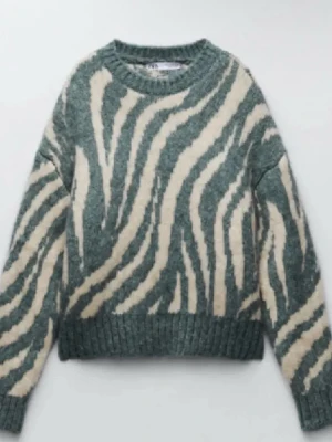 Stickad zebra tröja Zara - Stickad tröja från Zara i grönt och vitt med zebramönster. 