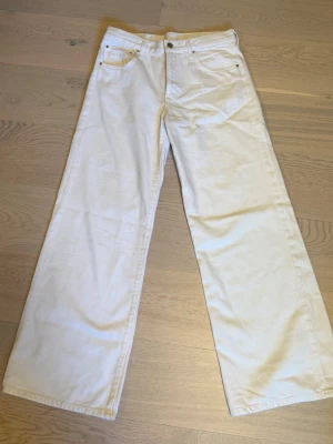 Vita straight jeans  - Jätte snygga low waist vita straight jeans från Zara! Helt oanvända och super bra skick! 