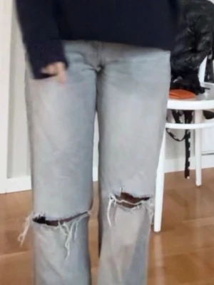 Ljusgråa ripped jeans med raka ben - Säljer ett par ljusblåa jeans från Zara som inte säljs längre!Näsatn helt nya bara andvönda 1 gång 