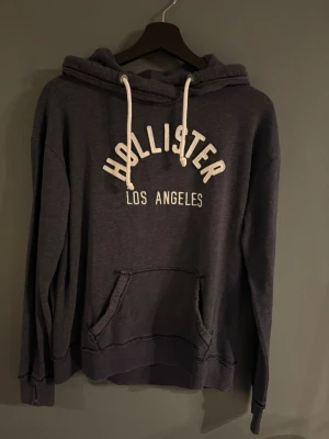 Hollister Hoodie - Mörkblå Hollister Hoddie||Skick 9/10||Storlek M||Skriv vid minsta intresse||