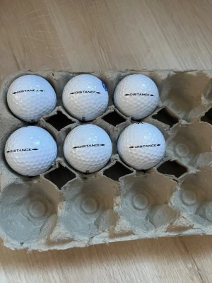 Olika Srixon golfbollar  - Säljer ett gäng vita golfbollar av modellen Srixon. Det är 17 stycken olika bollar. Perfekt för dig som vill fylla på golfbagen till säsongen. 