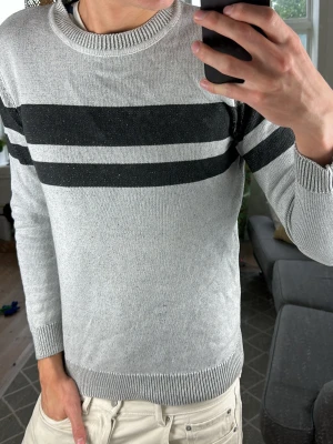 Unik Stickad Randig Tröja Tom Tailor - Snygg och trendig! Mått: A:48 B:47 C:45 D:63 (cm)  Skriv vid fundering!😇🙌