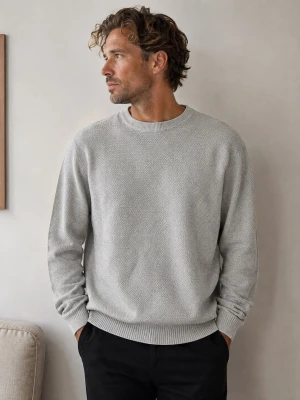Ljusgrå stickad tröja Pull&Bear - Snygg ljusgrå stickad tröja från Pull&Bear i storlek M. Tröjan har rund halsringning, ribbade muddar och en diskret struktur i materialet. Perfekt för lager på lager och enkel att matcha med olika outfits.