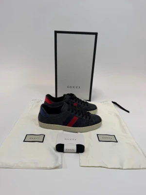 Gucci Skor - Hej! Säljer nu dessa väldigt populära och sällsynta Gucci supreme Skorna! Storlek UK 6 vilket motsvarar 40! Ny pris= 9500 kr, Säljs för 2299 kr! Allt OG tillkommer vid köp, Kvitto finns! 