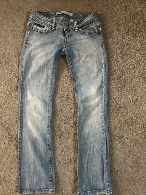 Vintage jeans från only  - Säljer dessa supersnygga Lågmidjade ljusblå jeans ifrån Only. De är vintage och har en unik stil! De har dock ett hål på insidan av jeansen men inget som syns när man har dem på sig!