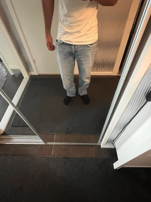 Ljusblå raka jeans från Only and Sons  - Säljer ett par ljusblå jeans från Only and sons med rak passform och klassisk femficksdesign. Jeansen har normal midja och är tillverkade i denim med en avslappnad look. Perfekta för en casual stil och passar till det mesta i garderoben.