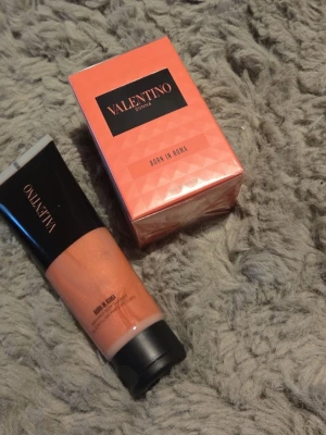 Valentino Donna Born In Roma parfym - Valentino Donna Born In Roma Eau de Parfum, 50 ml. Oöppnad. Plasten kvar. Skickar med en lotion som det är kanske halva eller lite mindre än halva i.