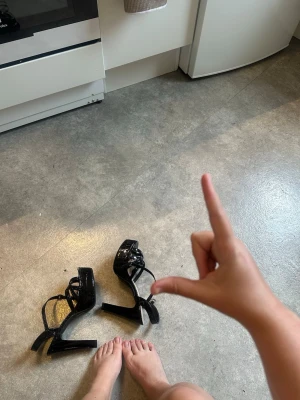 Svarta lackpumps med remmar - Söker en köpare till dessa härliga använda klackskorna i befintligt skick 🤌🏼🪄