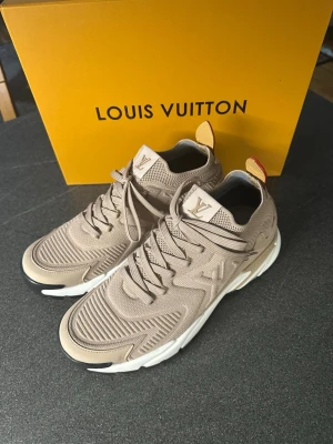 Lv tatic knit  - Tjena, säljer dessa riktigt schyssta skor, dessa. Går att matcha med det mesta så det är plus poäng på det. Skriv gärna privat för mer info. Pris kan diskuteras