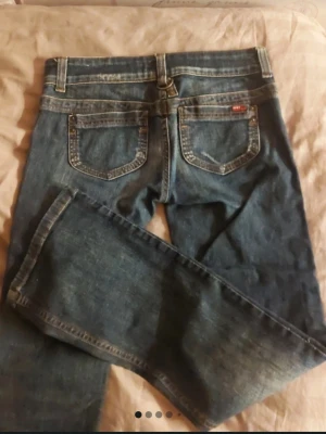 Vintege only jeans/ Dżinsy Only w stylu vintage - Ett par vintege jeans ifrån märket ONLY. Dem är använda som det syns där nere vid fötterna men annars ser dem bra ut. Köpta på Vinted för 500kr. Midjemått 40cm (rakt över) Inebens längden 76cm