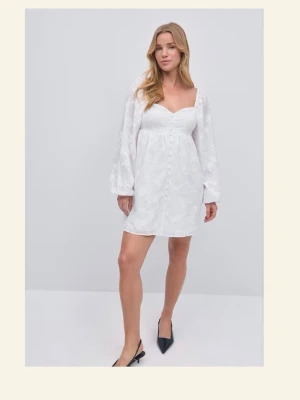 Vit kort klänning med puffärm - Det är nu dags att säga farväl till min student klänning🥺. Klänningen är från Gina tricot och passar perfekt till student eller midsommar. Den är bara använd en gång. Vill du att klänningen ska bli din är det bara att du hör av dig❤️❤️❤️(pris  kan alltid diskuteras) 