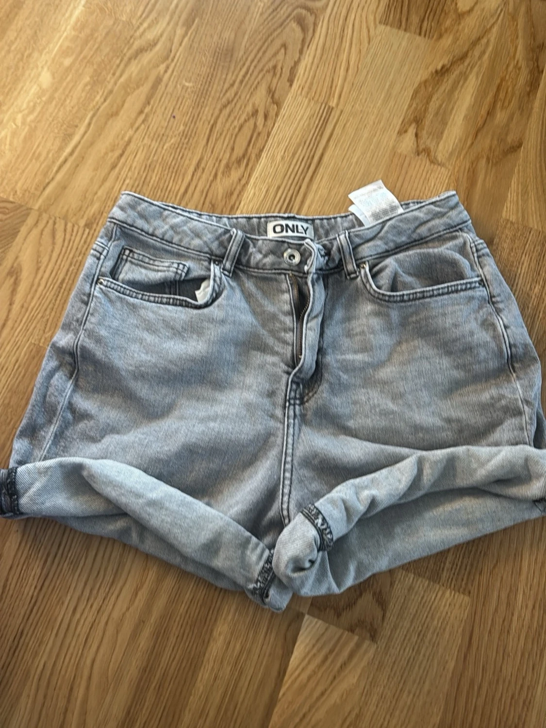 Grå denimshorts från ONLY