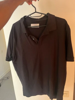 Svart pikétröja Primark - Storlek L - Klassisk och mångsidig svart pikétröja från Primark. Ett perfekt basplagg som funkar lika bra till vardags som under en kavaj eller till ett par schyssta chinos.  Skick: Fint skick, hel och ren.  Färg: Svart  Storlek: L (Large)  Märke: Primark ✨ Kika gärna på mina andra varor på sidan! Jag säljer just nu av en stor del av garderoben med allt från märkeskläder och rejäla jackor till snygga basplagg. 🎁 Mängdrabatt: Jag erbjuder bundle-rabatter om du köper flera saker samtidigt – spara både på pris