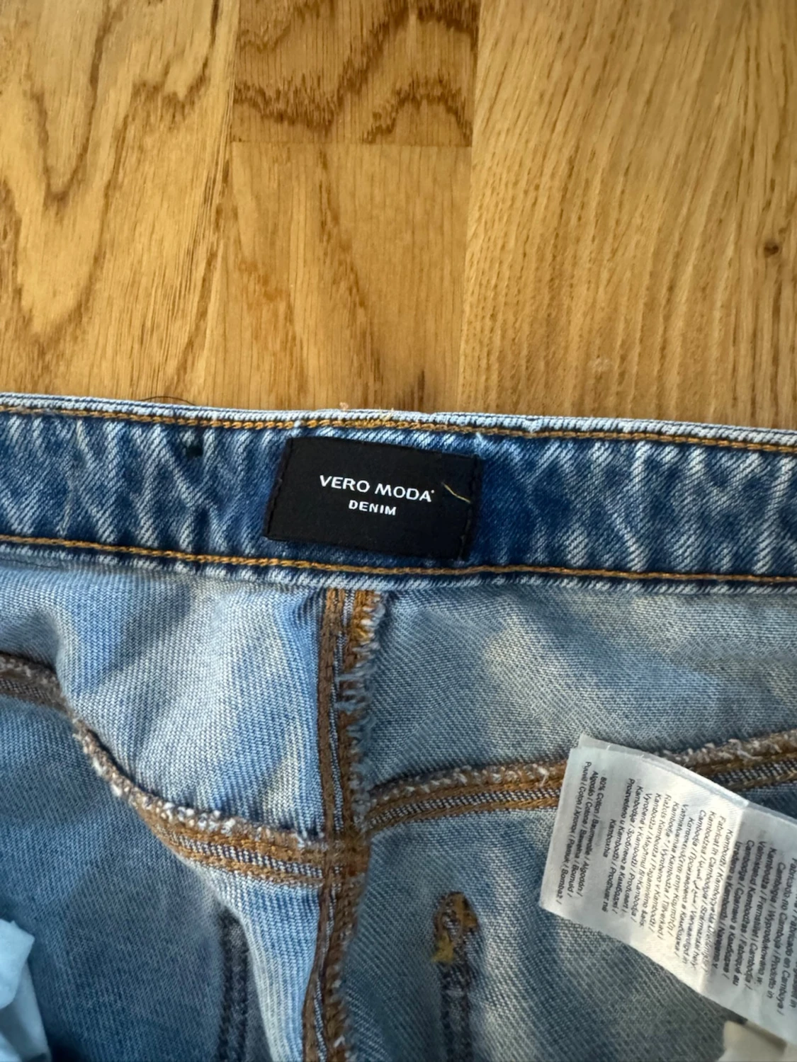 Blå raka jeans med slitningar - 2
