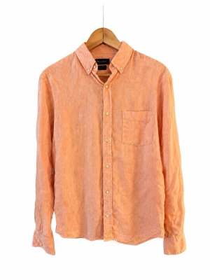 Massimo Dutti linneskjorta - Säljer en linneskjorta från Massimo Dutti i 100% linne. Skjortan har klassisk krage med knappar, bröstficka och långa ärmar. Perfekt för en avslappnad men ändå stilren look. Färg rosa/aprikos. Skriv vid intresse🙌