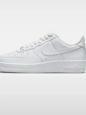 Nike Air Force 1 vita sneakers - Klassiska Nike Air Force 1 sneakers i helvitt läder med perforerade detaljer på tån och den ikoniska swoosh-loggan på sidan. Skorna har en chunky sula och vita skosnören. Perfekta för dig som gillar en clean och tidlös stil.