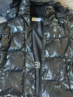 Calvin Klein jacka - Har ett litet hål i ryggen men annars inga skador som man tänker på❤️