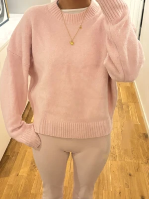 Ljusrosa oversized stickad tröja - Mysig ljusrosa stickad tröja med oversized passform från Zara, inga hål eller fläckar osv