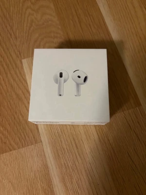 AirPods 4 öppnade men inte använda knappt  - AirPods 4, öppnad kartong men knappt använda, använd kanske 1-2 gången, och är inte slitna inga märken, riktiga/orginal de är från comviq 