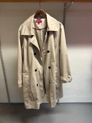 Trenchcoat  - Hej! Säljer nu min trenchcoat från märket Merona , storlek 3/L, bra skick, hör av dig om du har frågor eller funderingar kring trenchcoaten :) 