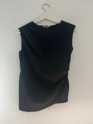 Svart topp  - Jättefin svart topp, från H&M i storlek xs. I jättefint skick.💗