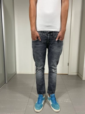 Dondup George Jeans - Säljer dessa Dondup George Jeans I DEN NYA MODDELEN. Ca 37,5-38 o 92 cm. Moddelen är 183 o väger 68 kg, skriv för fler bilder/frågor🙌🏼
