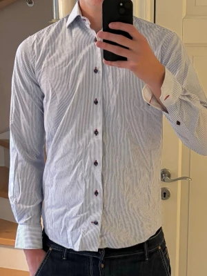 Skjorta John Henric - Sjukt snygg randig skjorta från John Henric i storlek 38. Väldigt eleganta detaljer, passformen är grym och väldigt fräsch! Tveka inte på att ställa frågor. 