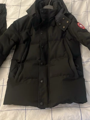 Canada Goose Down Parka - Säljer en Canada goose wyndham parka som är köpt för några år sen fullpris säljer ganska billigt då jag har tröttnat på den och vill ha något annat denna vinter. PRISET KAN DISKUTERAS Lämna förslag så får vi en affär gjord