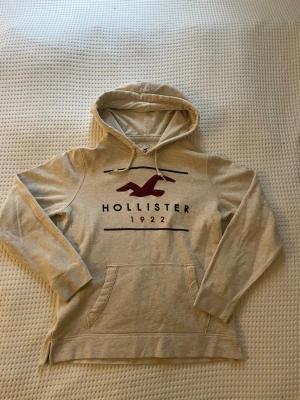 Hollister Hoodie - Sjukt snygg och trendig Hollister hoodie i storlek M. Hör gärna av dig vid funderingar eller mått!🤩