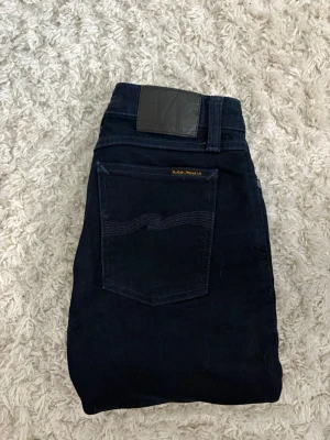 Nudie jeans  - Säljer ett par snygga jeans från nudie i storlek 29/32. Jeanse är i bra skick utan större tecken på använing. Hör av er vid frågor ✌️
