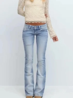 Ljusblå bootcut jeans - Säljer ett par skit snygga jeans från Gina Tricot, i väldigt mycket bra skick och aldrig använda. Ordinarie pris ca. 379-399kr. Midjemått: 38-39cm. Innerbenslängd: 81cm.