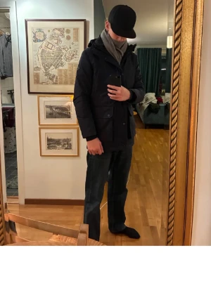 J.Lindberg Jacka  - Snygg o varm wintercoat från J.Lindeberg i mörkblå färg  i fint skick till salu   Passar mellan S-M i storlek   Sparsamt använd under förra vintersäsongen men inget fel på den förutom en knapp i jackan som inte finns kvar (inget som stör eller så)   Nypris 3500-4500