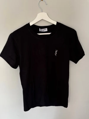 Svart YSL Saint Laurent T-shirt - Säljer en helt ny oanvänd Saint Lauren t shirt. Storlek M men passar som S. Svart färg