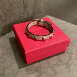 Valentinoarmband - Grått valentinoarmband. Använder inte längre!!🤍🤍
