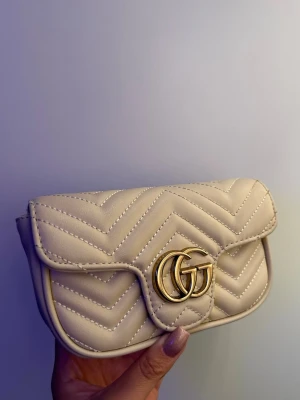 Beige handväska - Snygg beige handväska, guldiga GG-detaljer framtill. Oanvänd 🌟