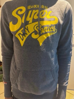 Superdry Hoodie - Säljer nu en riktigt snygga superdry hoodie i storlek XS. Bra skick. Hör av er vid funderingar.