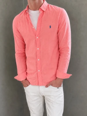 Rosa linneskjorta från Polo Ralph Lauren - Säljer denna Ralph Lauren-linneskjorta. Modellen är 183 cm lång och väger 76 kg. Skriv gärna för fler bilder eller mått!