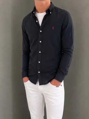 Mörkblå skjorta från Ralph Lauren - Säljer denna Ralph Lauren-skjorta. Modellen är 183 cm lång och väger 76 kg. Som ni ser, något liten. Skriv gärna för fler bilder eller mått!