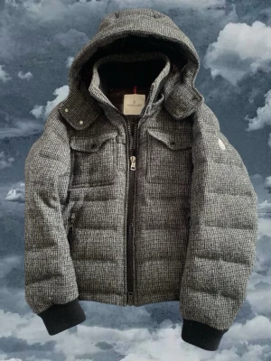 Moncler jacka - Moncler ”Florian giubotto” i storlek 2 vilket motsvarar S/M, inga defekter överhuvudtaget, givetvis äkta kvitto finns! Priset är diskuterbart 